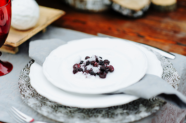 포토 JPG 해외이미지 전통 접시 열매 음식 백그라운드 잎 크리스마스 겨울 과일 탁자 휴가 디저트 사람없음 장식 빨간색 초록색 노란색 케이크 흰색 인사 신선 신용카드 달콤 맛 아침식사 설탕 자르기 먹기 민트 크림 냅킨 산딸기 파운드 반투명 커스터드 페스츄리 핸드메이드 맛있는 해외202309 해외포토 식물 식기 계절 기념일 빵 컬러 가구 컨셉 돈 모션 금융 식사 예절 허브 파일형식