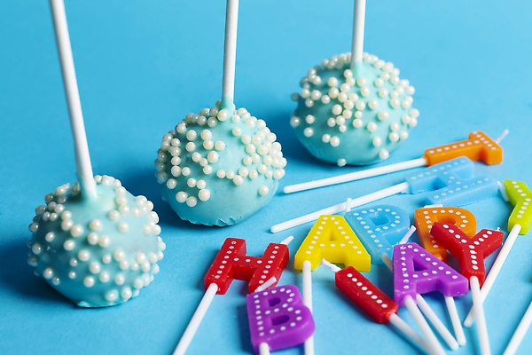 포토 JPG 해외이미지 백그라운드 사람없음 장식 파란색 케이크 막대기 생일축하 생일초 팝 해외202309 해외포토 컬러 초 디저트 축하 생일 파일형식