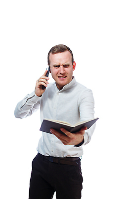 포토 JPG 해외이미지 백인 직업 1 라이프스타일 손 남자 종이 얼굴 백그라운드 컨셉 인터넷 비즈니스 통신 탁자 성공 넥타이 모바일 직장 실내 한명 사람 정장 성인 책 노트북 스마트폰 핸드폰 사무실 펜 디지털 다이어리 쪽지 공책 달력 업무 비즈니스맨 스마트 경영자 문서 경영 해외202309 해외포토 서양인 잡화 옷 가구 회사 문구용품 내부 생활 신체부위 전자제품 스마트기기 필기구 사무용품 작업 직장인 리더 파일형식