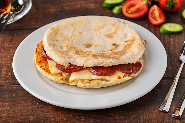 포토 JPG 해외이미지 접시 포크 방울토마토 오이 사람없음 티스푼 토스트 살라미 터키음식 해외202309 해외포토 식기 빵 토마토 채소 숟가락 동양음식 파일형식 튀르키예