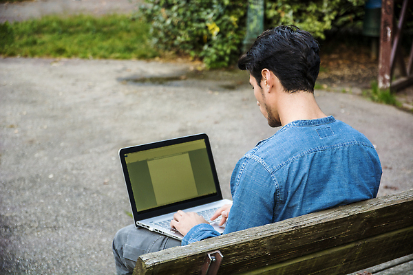 포토 JPG 해외이미지 백인 직업 1 학생 라이프스타일 공원 남자 인터넷 벤치 비즈니스 통신 노동자 한명 사람 앉기 성인 야외 노트북 컴퓨터 유행 공책 흰색 타이핑 업무 작업 서핑 연결 무선전화기 온라인 심각 스타일 해외202309 해외포토 서양인 공공시설 컬러 컨셉 의자 모션 문구용품 생활 전자제품 수상스포츠 전화기 파일형식