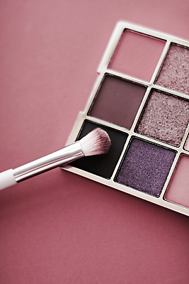포토 JPG 해외이미지 사람없음 화장품 화려 팔레트 오브젝트 눈화장 아이섀도 메이크업브러쉬 보라색배경 섀도우팔레트 해외포토 백그라운드 컨셉 화장 뷰티 보라색 붓 파일형식