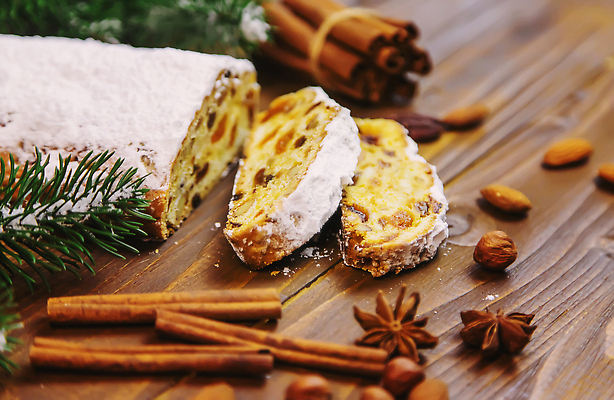 포토 JPG 해외이미지 전통 계절 음식 조각 백그라운드 크리스마스 겨울 탁자 표면 휴가 디저트 새해 선물 요리 사람없음 목재 장식 케이크 축제 견과류 시골 축하 대접 달콤 맛 12월 설탕 굽기 심볼 오브젝트 전나무 건포도 구성 바닐라 슈가파우더 시나몬 크랜베리 페스츄리 핸드메이드 맛있는 해외202309 해외포토 나무 기념일 열매 빵 가구 컨셉 재료 포도 날짜 구이 건과일 파일형식