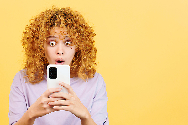 포토 JPG 해외이미지 백인 여자 행복 감정 통신 청소년 모바일 실내 대화 한명 서기 스마트폰 핸드폰 독서 표현 관찰 타이핑 최고 자신감 메시지 어플리케이션 연결 시원함 무선전화기 전화기 흥분 긍정 충격 부름 노란배경 문자메시지 승자 카피스페이스 셀룰러 해외202309 해외포토 서양인 1 백그라운드 컨셉 모션 말하기 사람 내부 전자제품 스마트기기 노란색 공백 파일형식