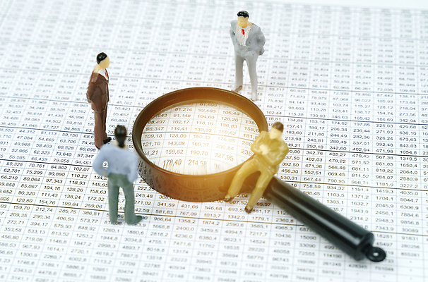 포토 JPG 해외이미지 직업 손 돈 회사 비즈니스 관계 돋보기 회의 노동자 대화 사람 사람없음 금융 성장 업무 비즈니스맨 선택 목표 계획 연결 대표 종업원 경영자 리더 위치 자원 모집 개발 경영 고용 수배 채용 해외202309 해외포토 남자 컨셉 말하기 신체부위 경제 구직 작업 직장인 재산 파일형식