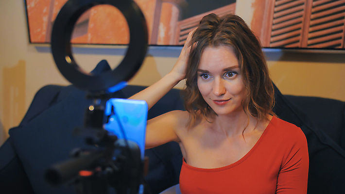 포토 JPG 해외이미지 백인 라이프스타일 여자 스포츠 인터넷 비즈니스 통계 주택 한명 사람 성인 스마트폰 핸드폰 컴퓨터 뷰티 카메라 디지털 흐름 어플리케이션 상품 카지노 클립 방송 온라인 동영상 리뷰 마케팅 복권 블로거 섞기 필승 생존 번역 1인미디어 해외202309 해외포토 서양인 1 컨셉 건물 생활 전자제품 스마트기기 우승 도박 파일형식