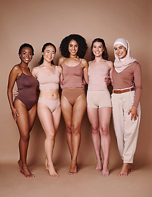 포토 JPG 해외이미지 전신 백인 여자 허리손 흑인 함께함 여러명 성인 앞모습 뷰티 우정 피부관리 다인종 황인 히잡 성인여자만 바디포지티브 해외202309 해외포토 서양인 뷰포인트 포즈 다수 컨셉 사람 인종 친구 유행 이슬람문화 여자만 성인만 파일형식