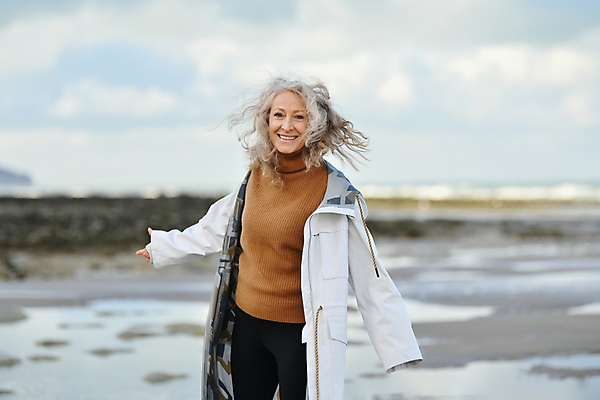 포토 JPG 해외이미지 백인 모델 라이프스타일 긴머리 여자 행복 여유 50대 휴식 건강 한명 미소 웃음 사람 성인 금발 뷰티 산책 기쁨 흰색 주름 중앙 은색 60대 은퇴 즐거움 옛날 캡모자 스타일 해외202309 해외포토 서양인 모자_잡화 1 헤어스타일 노년 감정 컬러 중년 컨셉 표정 생활 파일형식