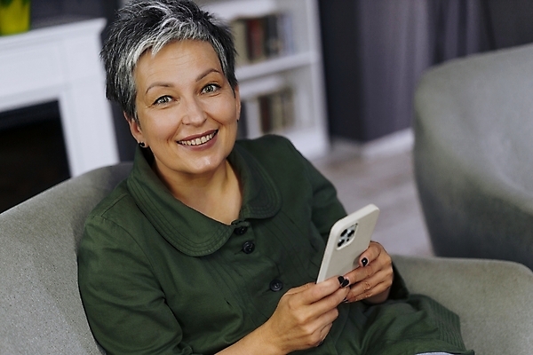 포토 JPG 해외이미지 백인 1 라이프스타일 여자 행복 인터넷 비즈니스 텍스트 통신 놀이 모바일 아파트 주택 실내 대화 한명 사람 앉기 성인 내부 노트북 스마트폰 핸드폰 컴퓨터 소파 뷰티 방 타이핑 메시지 연결 스마트 부름 리빙 해외202309 해외포토 서양인 감정 컨셉 의자 모션 말하기 건물 생활 전자제품 스마트기기 파일형식