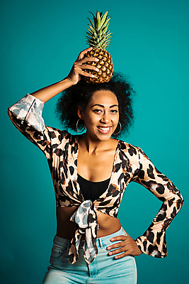 포토 JPG 해외이미지 옷 여자 행복 음식 컬러 흑인 백그라운드 다이어트 채소 과일 디저트 건강 한명 사람 뷰티 노란색 유행 잡기 화려 파인애플 이국적 스타일 맛있는 해외202309 해외포토 서양인 1 감정 컨셉 모션 열대과일 파일형식