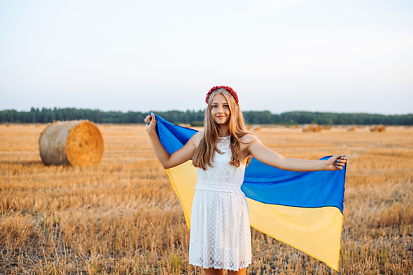 포토 JPG 해외이미지 행복 유럽 어린이 파도 컨셉 자연 기념 한명 풍경 야외 여름 파란색 뷰티 노란색 자유 축하 깃발 실크 심볼 재택근무 애국심 8월 독립 독립기념일 우크라이나 전국 해외202309 해외포토 1 계절 기념일 감정 나라 바다 컬러 비즈니스 사람 직물 날짜 생태계 파일형식
