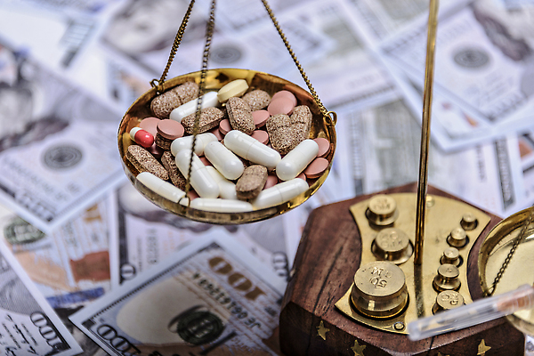 포토 JPG 해외이미지 컨셉 돈 건강 저울 사람없음 컬러풀 알약 약 달러 금속 고통 비교 몸무게 약국 분석 측정 처방 덩어리 조제 마약 비용 해외202309 해외포토 감정 컬러 의학 재질 경제 재산 만들기 파일형식