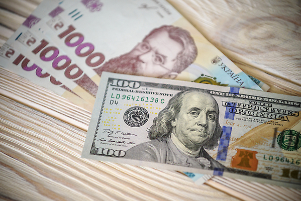 포토 JPG 해외이미지 여자 유럽 종이 백그라운드 지폐 돈 비즈니스 성공 새로움 사람없음 금융 경제 쇼핑 저축 흰색 잡기 업무 시장 재산 주기 투자 결제 5 계산서 월급 고립 수입 우크라이나 해외202309 해외포토 나라 컬러 컨셉 모션 사람 숫자 작업 파일형식