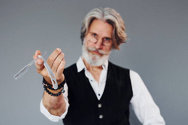 포토 JPG 해외이미지 백인 노년 남자 한명 들기 상반신 앞모습 미용사 콧수염 턱수염 면도칼 이발사 노인남자한명만 안경낌 해외202309 해외포토 서양인 직업 1 안경 뷰포인트 모션 수염 사람 성인 면도 남자한명만 노인남자만 파일형식