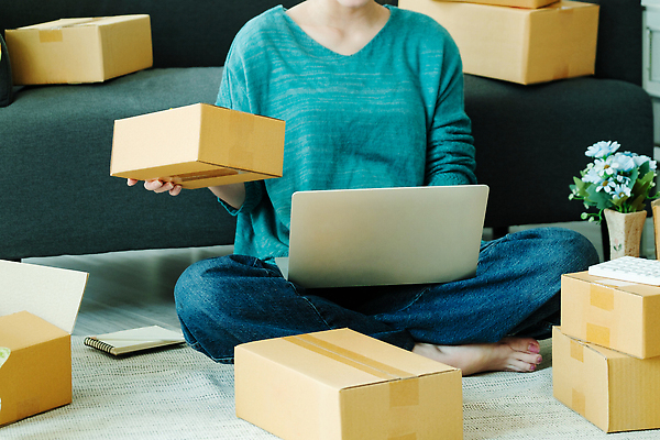 포토 JPG 해외이미지 여자 꽃 화분 잎 실내 한명 들기 동양인 성인 노트북 쌓기 하반신 택배 택배상자 박스포장 스프링수첩 온라인쇼핑몰 성인여자한명만 해외202309 해외포토 식물 1 포장 모션 사람 인종 내부 전자제품 상자 다이어리 운송업 쇼핑몰 온라인 여자한명만 성인여자만 파일형식