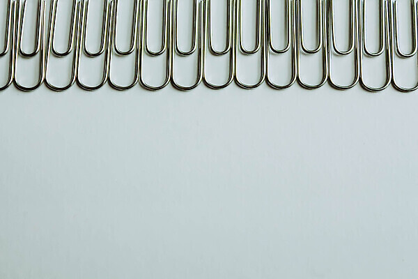 포토 JPG 해외이미지 모양 디자인 교육 종이 선 백그라운드 컨셉 비즈니스 학교 탁자 문구용품 집게 사람없음 사무실 우주 금속 쪽지 장비 흰색 공구 업무 그룹 메시지 닫기 은색 수집 오브젝트 문서 잠금 클립 페이지 바인더 고립 보유 철강 공급 해외202309 해외포토 컬러 가구 모션 재질 사무용품 도구 작업 보안 파일형식