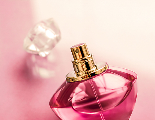 포토 JPG 해외이미지 사람없음 한개 반사 향수 오브젝트 향기 향수병 분홍색배경 해외202309 해외포토 1 분홍색 백그라운드 화장품 냄새 병_담는 파일형식