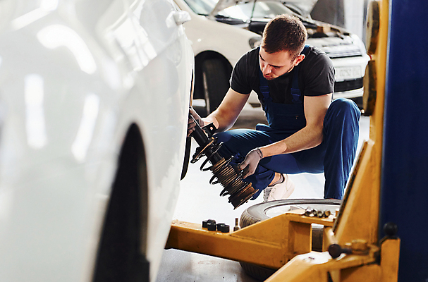 포토 JPG 해외이미지 전신 남자 자동차 한명 성인 앞모습 기계 작업 기술자 수리 고장 타이어 열정 정비공 교체 자동차정비 정비소 성인남자한명만 해외202309 해외포토 직업 1 감정 육상교통 뷰포인트 사람 남자한명만 성인남자만 파일형식
