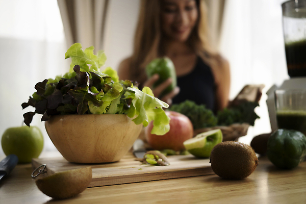 포토 JPG 해외이미지 여자 채소 단면 키위 한명 들기 상반신 성인 아웃포커스 스마트폰 사과 믹서 건강식 나무그릇 나무도마 성인여자한명만 식단관리 해독주스 해외202309 해외포토 1 그릇 음식 과일 모션 도마 촬영기법 사람 목재 핸드폰 스마트기기 주스 여자한명만 성인여자만 파일형식