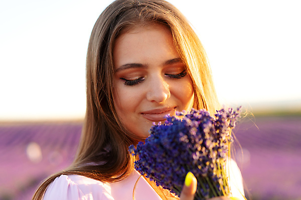 포토 JPG 해외이미지 여자 꽃다발 꽃밭 한명 들기 성인 야외 앞모습 눈감음 일몰 향기 라벤더 프로방스 성인여자한명만 해외202309 해외포토 1 꽃 뷰포인트 모션 사람 노을 허브 냄새 여자한명만 성인여자만 파일형식