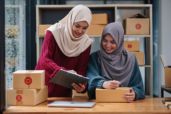 포토 JPG 해외이미지 직업 백그라운드 컨셉 인터넷 회사 사업가 직장 사람 두명 경제 노트북 스마트폰 사무실 세일 상점 업무 비즈니스우먼 상품 이슬람교 종업원 사이버 고객 책상 서비스 경영자 상업 패키지 질서 소매 온라인 주인 물류 전자상거래 마케팅 매각 아랍어 프리랜서 중소기업 해외202309 해외포토 여자 종교 가구 비즈니스 전자제품 핸드폰 스마트기기 예절 작업 직장인 리더 파일형식