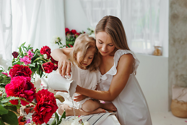 포토 JPG 해외이미지 원피스 여자 꽃 어린이 안기 주전자 상반신 성인 두명 옆모습 물 금발 흰색 커튼 붓기 싱크대 여자만 소녀만 해외202309 해외포토 자연요소 식물 헤어스타일 옷 뷰포인트 컬러 모션 주방용품 사람 개수대 어린이만 파일형식
