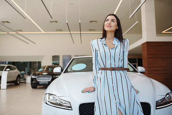 포토 JPG 해외이미지 교통시설 자동차 한명 운전 우아함 구매 고객 보험 대여 자동 안락 해외202309 해외포토 1 육상교통 교통 컨셉 모션 사람 쇼핑 시설 파일형식