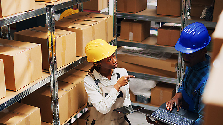 포토 JPG 해외이미지 여자 남자 흑인 노동자 실내 들기 상반신 성인 두명 앞모습 옆모습 노트북 상자 태블릿 가리킴 작업 안전모 물류창고 성인만 해외202309 해외포토 서양인 직업 뷰포인트 모션 사람 손짓 내부 전자제품 스마트기기 헬멧 안전장비 창고 파일형식