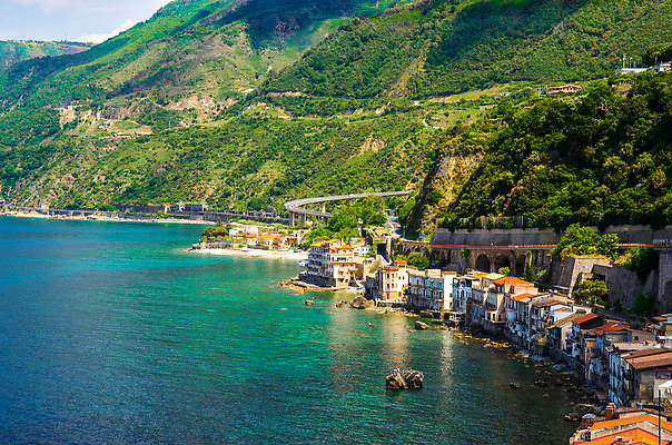 포토 JPG 해외이미지 유럽 바다 여행 백그라운드 건축양식 자연 하늘 낚시 휴가 산 주택 안테나 파노라마 풍경 사람없음 야외 건물 초록색 물 여름 파란색 뷰티 마을 이탈리아 만 보트 지중해 머리위 타운 남쪽 랜드마크 해외202309 해외포토 자연요소 건축물 계절 건축 나라 컬러 배_교통 통신 레저 촬영기법 도시 방향 생태계 파일형식