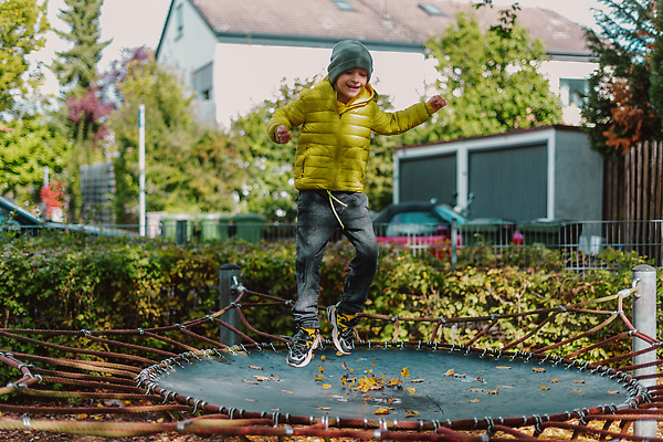 포토 JPG 해외이미지 백인 라이프스타일 공원 행복 어린이 스포츠 장난 학교 놀이 한명 사람 소년 야외 파란색 봄 유치원 기쁨 게임 아기 미끄럼틀 놀이터 작음 긍정 걸음마 해외202309 해외포토 서양인 1 계절 공공시설 교육 남자 감정 컬러 컨셉 모션 생활 놀이기구 크기 파일형식