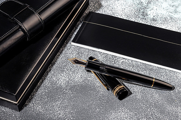 포토 JPG 해외이미지 종이 비즈니스 포장 문구용품 잉크 선물 사람없음 스터디 상자 사무실 펜 만년필 유행 금속 검은색 장비 회색 수확 원형 황금 클래식 고급 은색 플라스틱 수집 오브젝트 복고 반죽 날카로움 광택 서명 삭제 고물 옛날 원고 필기체 화강암 스타일 해외202309 해외포토 도형 문자 컬러 컨셉 농업 재질 학습 필기구 암석 파일형식