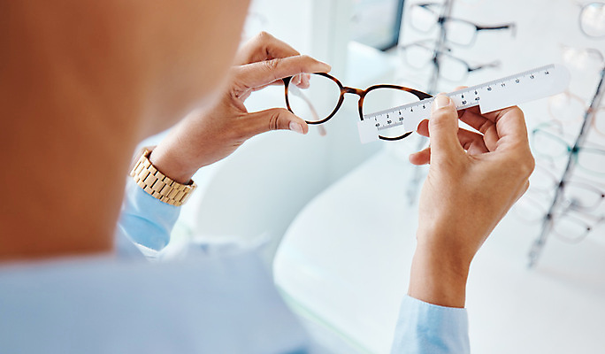 포토 JPG 해외이미지 여자 안경 자 한명 들기 상반신 성인 뒷모습 측정 치수 안경점 검안사 성인여자한명만 해외202309 해외포토 직업 1 잡화 뷰포인트 모션 문구용품 사람 상점 여자한명만 성인여자만 파일형식 안경사