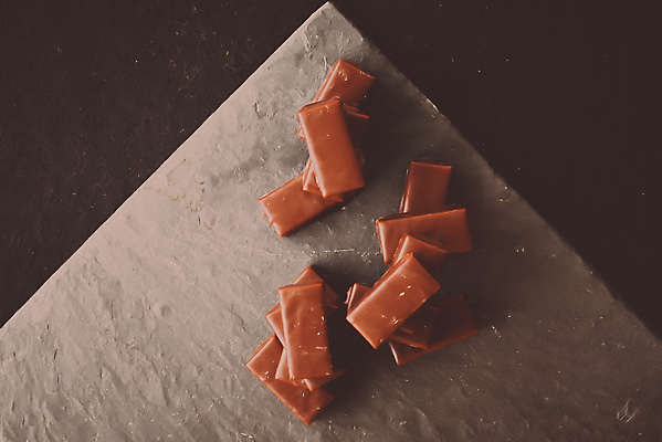 포토 JPG 해외이미지 조각 디저트 사람없음 하이앵글 갈색 초콜릿 돌판 해외포토 음식 뷰포인트 컬러 돌_바위 파일형식