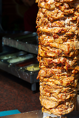 포토 JPG 해외이미지 전통 음식 백그라운드 거리 샌드위치 매달리기 육류 돼지고기 요리 사람없음 주방 식당 식사 저녁식사 치킨 소고기 튀김 선택 중앙 그릴 소프트포커스 바비큐 굽기 속도 준비 회전 동쪽 양고기 칠면조 점심식사 케밥 라마단 아랍어 카피스페이스 맛있는 튀르키예 해외202309 해외포토 아시아 컨셉 식재료 모션 조류 주방용품 촬영기법 상점 공백 구이 방향 닭고기요리 파일형식