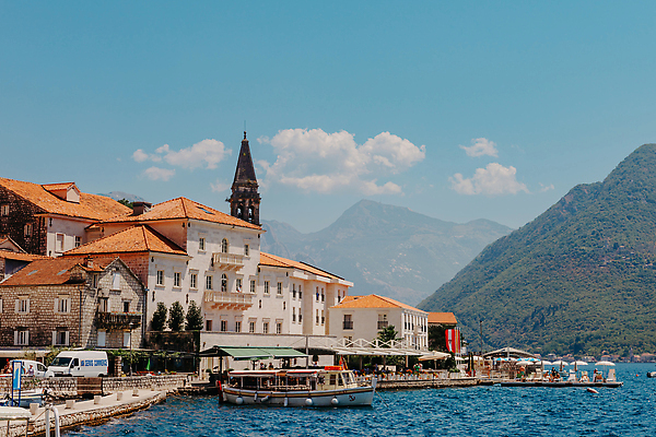 포토 JPG 해외이미지 구름 외관 꽃 유럽 바다 섬 여행 건축양식 자연 하늘 산 주택 파노라마 풍경 사람없음 야외 여름 파란색 뷰티 교회 맑음 바위 도시 만 보트 역사 크루즈 지중해 타운 크로아티아 랜드마크 몬테네그로 발칸반도 해외202309 해외포토 자연요소 식물 계절 건축 나라 컬러 배_교통 종교건축 날씨 촬영기법 건물 돌_바위 생태계 파일형식