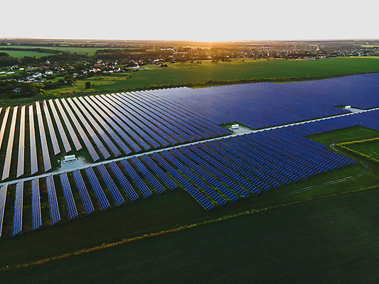 포토 JPG 해외이미지 식물 산업 백그라운드 밭 자연 미래 안테나 사람없음 야외 초록색 파란색 빛 햇빛 태양 농장 환경 힘 일몰 재활용 에너지 판넬 역 에코 태양에너지 시스템 세대 유지 패널 내추럴 항공촬영 혁명 드론 생태학 해외202309 해외포토 자연요소 교육 뷰포인트 컬러 컨셉 농업 통신 교통시설 노을 그린에너지 친환경 생태계 파일형식