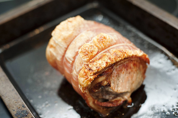 포토 JPG 해외이미지 1 음식 조각 육류 돼지고기 사람없음 검은색 식사 저녁식사 굽기 목각 캐서롤 해외202309 해외포토 컬러 식재료 용기_그릇 구이 파일형식