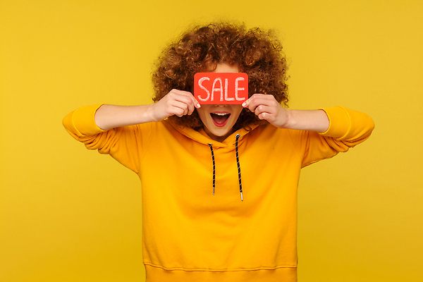 포토 JPG 해외이미지 알파벳 여자 한명 들기 상반신 성인 앞모습 노란색 세일 팻말 절약 얼굴가리기 성인여자한명만 해외202309 해외포토 1 영어 뷰포인트 컬러 컨셉 모션 프레임 사람 가림 여자한명만 성인여자만 파일형식