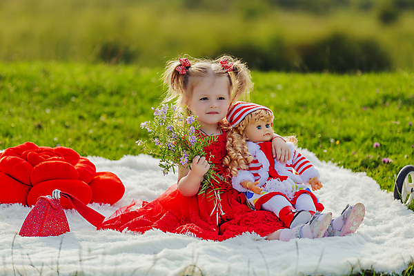 포토 JPG 해외이미지 전신 서양인 여자 어린이 자연 한명 잔디 앞모습 돗자리 인형놀이 소녀한명만 해외202309 해외포토 외국인 식물 1 인형 뷰포인트 놀이 사람 생태계 여자한명만 소녀만 파일형식