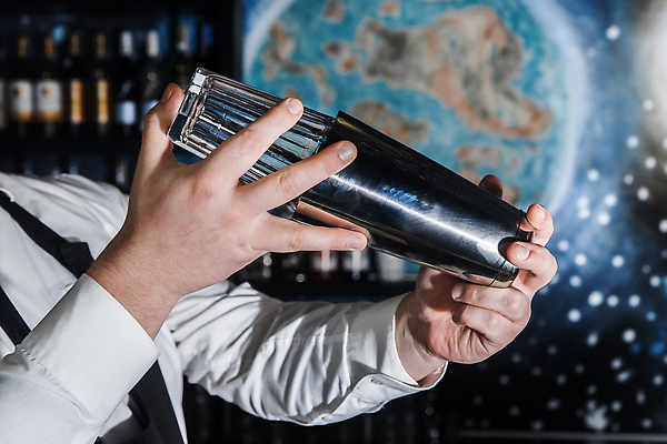 포토 JPG 해외이미지 남자 한명 들기 정장 상반신 성인 바텐더 섞기 쉐이커 성인남자한명만 해외202309 해외포토 1 옷 모션 사람 남자한명만 성인남자만 파일형식