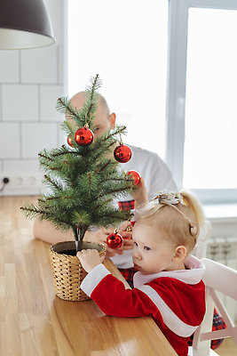 포토 JPG 해외이미지 백인 여자 남자 화분 크리스마스 의자 가족 휴가 앉기 상반신 성인 두명 앞모습 옆모습 크리스마스트리 아기 오너먼트 해외202309 해외포토 서양인 기념일 뷰포인트 가구 크리스마스장식 관계 모션 사람 파일형식