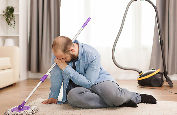 포토 JPG 해외이미지 전신 남자 가사 가정 휴식 주택 실내 피곤 한명 앉기 성인 옆모습 소파 기댐 카펫 커튼 청소 청소기 대걸레 성인남자한명만 해외202309 해외포토 1 뷰포인트 컨셉 의자 모션 사람 내부 건물 전자제품 청소도구 남자한명만 성인남자만 파일형식