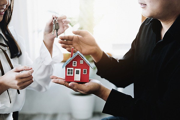 포토 JPG 해외이미지 여자 남자 비즈니스 열쇠 부동산 주택 들기 상반신 성인 두명 옆모습 모형 거래 중개인 물건집기 성인만 해외202309 해외포토 직업 뷰포인트 모션 사람 건물 재산 파일형식