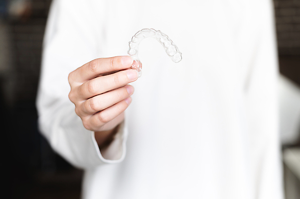 포토 JPG 해외이미지 손 아웃포커스 신체부위 청결 투명 교정기 위생관리 치아교정 해외202309 해외포토 촬영기법 관리 사람 위생 교정 파일형식