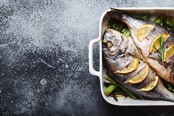 포토 JPG 해외이미지 검은배경 어류 사람없음 신선 냄비 레몬 아스파라거스 생선구이 로즈메리 해외202309 해외포토 백그라운드 채소 과일 검은색 수중동물 솥 구이 허브 생선요리 파일형식