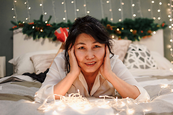 포토 JPG 해외이미지 계절 여자 행복 할머니 크리스마스 가정 휴가 휴식 전등 새해 아파트 주택 한명 동양인 성인 장식 빛 축제 화환 침실 방 흰색 침대 축하 우아함 은퇴 리빙 거짓말 옛날 안락 해외202309 해외포토 1 기념일 노년 꽃 감정 컬러 가구 컨셉 조명 사람 인종 건물 파일형식