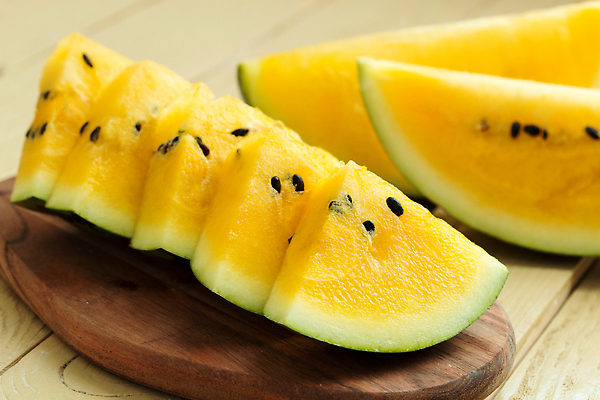 포토 JPG 해외이미지 조각 단면 사람없음 노란색 슬라이스 수박씨 나무도마 블랙망고수박 해외202309 해외포토 컬러 수박 도마 씨앗 목재 파일형식