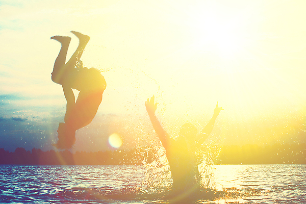 포토 JPG 해외이미지 남자 행복 실루엣 모래 바다 여행 가족 자연 하늘 휴가 휴식 함께함 미소 웃음 성인 야외 두명 물 여름 달리기 햇빛 태양 파티 맑음 점프 일몰 우정 기쁨 자유 그룹 주말 해외202309 해외포토 자연요소 계절 감정 컨셉 관계 모션 날씨 촬영기법 표정 사람 이벤트 친구 노을 생태계 파일형식