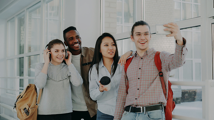 포토 JPG 해외이미지 백인 학생 응시 여자 교육 남자 행복 포즈 흑인 학교 함께함 실내 서기 동양인 여러명 친구 스마트폰 핸드폰 카메라 우정 잡기 4 그룹 셀프카메라 대학교 긍정 다민족 소셜미디어 힙스터 고등교육 해외202309 해외포토 서양인 시선 패션 감정 다수 컨셉 관계 모션 사람 인종 내부 전자제품 스마트기기 숫자 사진촬영 파일형식