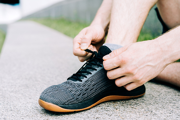 포토 JPG 해외이미지 백인 1 라이프스타일 손 웰빙 남자 여유 스포츠 운동화 신발 신체 넥타이 근육 휴식 건강 한명 사람 야외 운동복 달리기 조깅 운동 숫자 힘 에너지 작업 닫기 연습 준비 체육관 마라톤 달리기선수 양발 운동가 카피스페이스 해외202309 해외포토 서양인 문자 잡화 옷 감정 컨셉 모션 경기 생활 신체부위 공백 육상스포츠 육상선수 파일형식